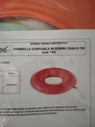 Ciambella gonfiabile di gomma. Diametro 43 cm.