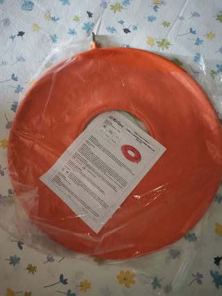 Ciambella gonfiabile di gomma. Diametro 43 cm.