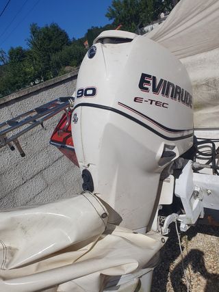 . .ncha, barco, embarcación de recreo con motor.