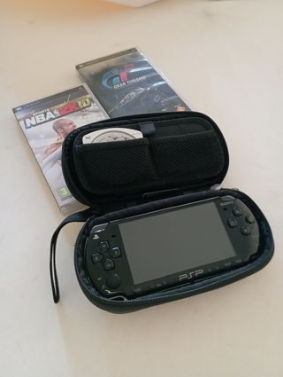 Psp Sony con estuche, cargador y tres juegos.