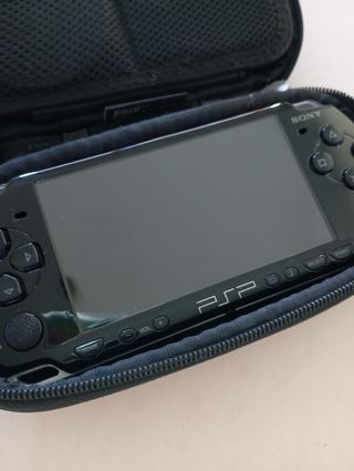 Psp Sony con estuche, cargador y tres juegos.