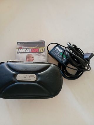 Psp Sony con estuche, cargador y tres juegos.