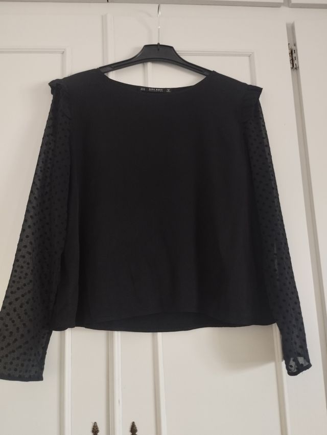 Camisa con volantes y topitos