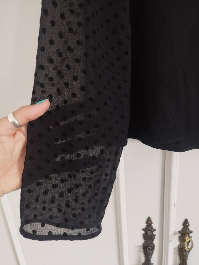 Camisa con volantes y topitos