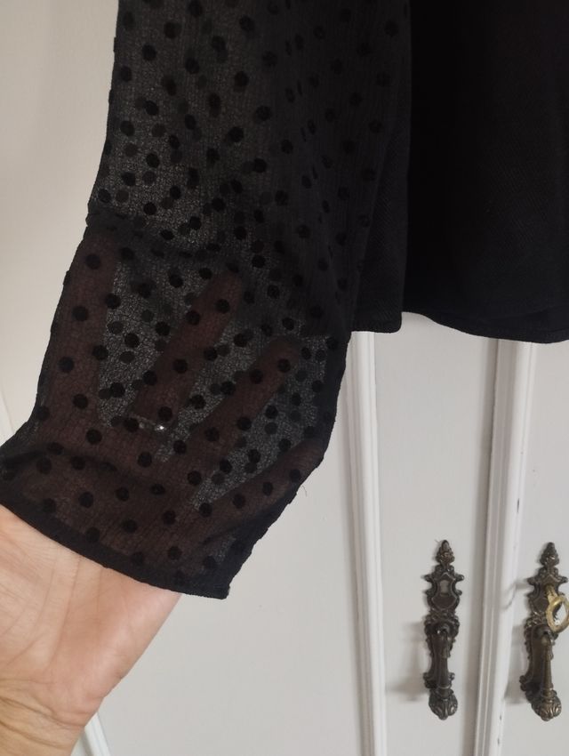 Camisa con volantes y topitos