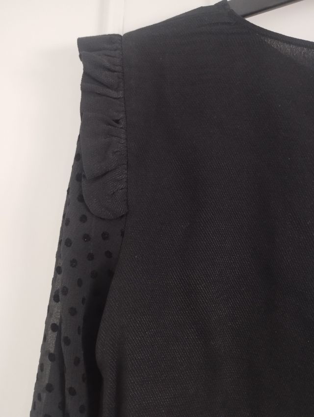 Camisa con volantes y topitos