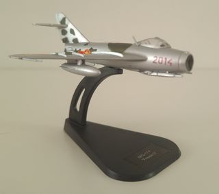 AVION F-86E SABRE y MiG-17 F