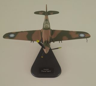 AVION P-40B y MiG-17 F