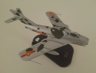 AVION P-40B y MiG-17 F