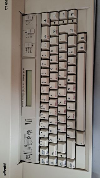 Máquina de escribir eléctrica. Olivetti CT 606