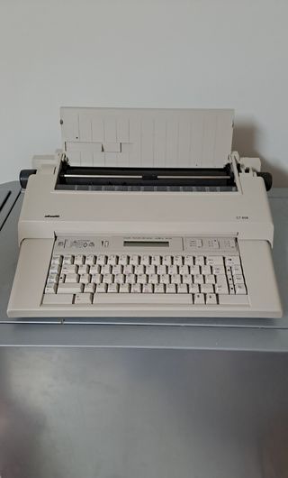 Máquina de escribir eléctrica. Olivetti CT 606