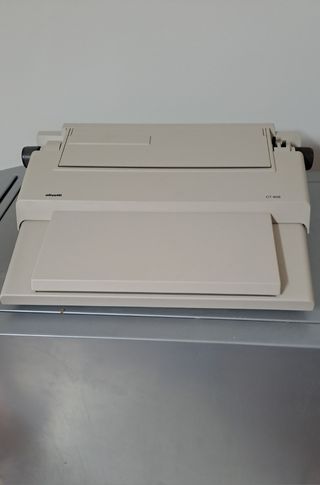 Máquina de escribir eléctrica. Olivetti CT 606