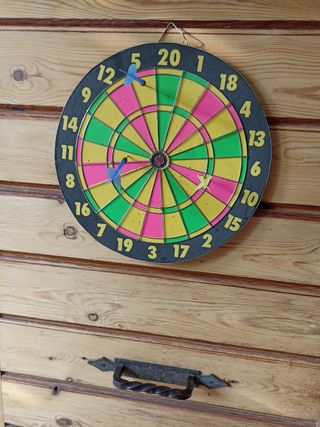 Bersaglio per freccette con tre freccette