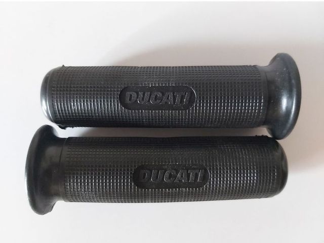 Puños de goma con el logotipo Ducati
