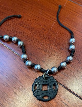 Pulsera de seda y plata con colgante