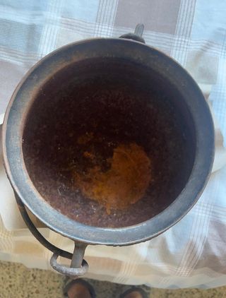 Olla antigua de hierro fundido