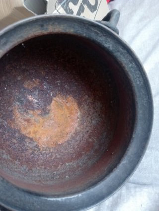 Olla antigua de hierro fundido