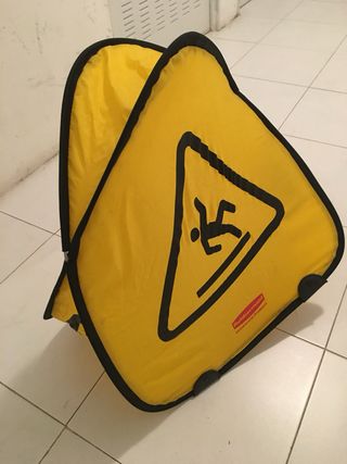 Señal suelo mojado plegable