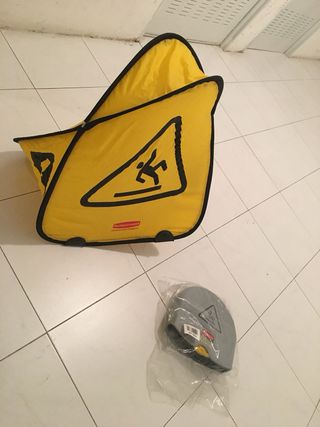 Señal suelo mojado plegable
