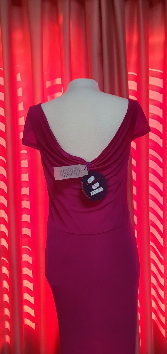 Elegante vestido largo color púrpura