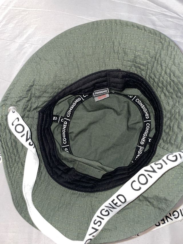 Gorrito tela marca Consigned Asos