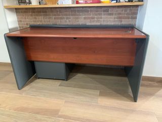 Mesa oficina y cajonera Actiu color cerezo y gris