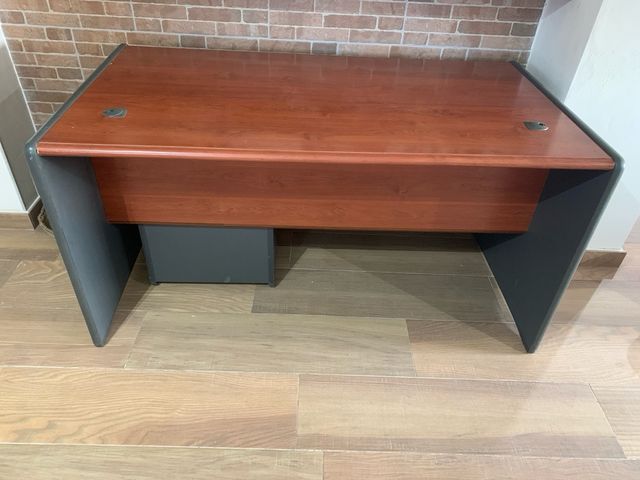 Mesa oficina y cajonera Actiu color cerezo y gris 