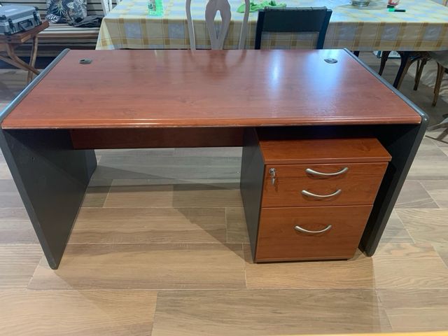 Mesa oficina y cajonera Actiu color cerezo y gris 