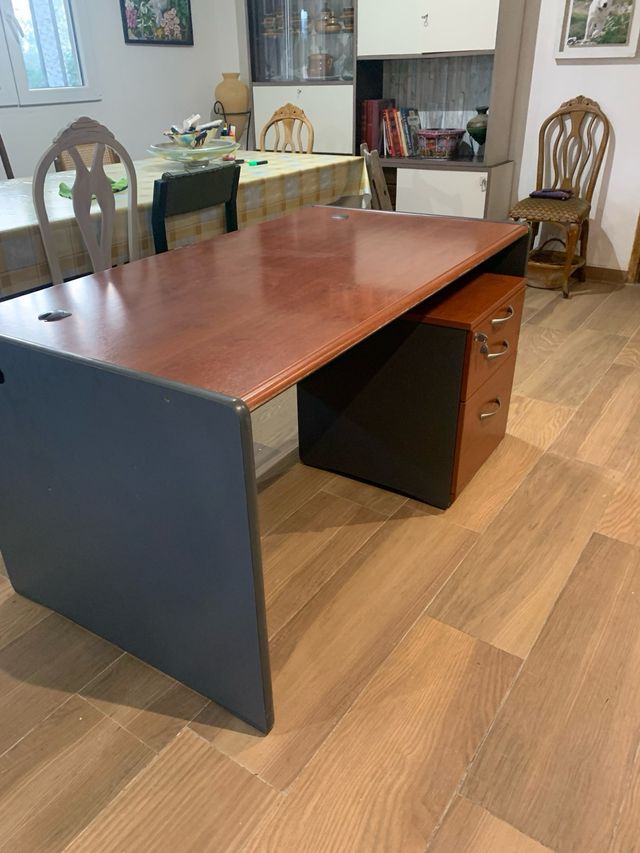 Mesa oficina y cajonera Actiu color cerezo y gris 