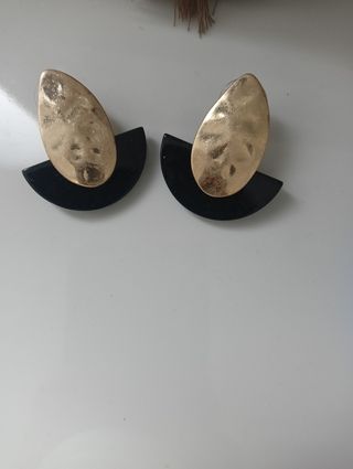 Pendientes negros y dorados grandes