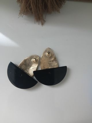 Pendientes negros y dorados grandes