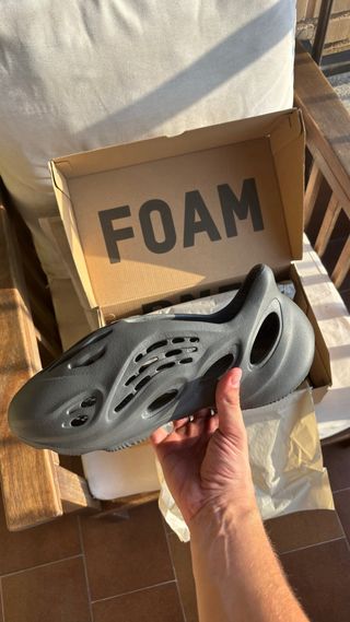 Adidas yeezy foam rnrr carbon 46