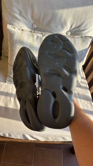 Adidas yeezy foam rnrr carbon 46