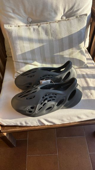 Adidas yeezy foam rnrr carbon 46