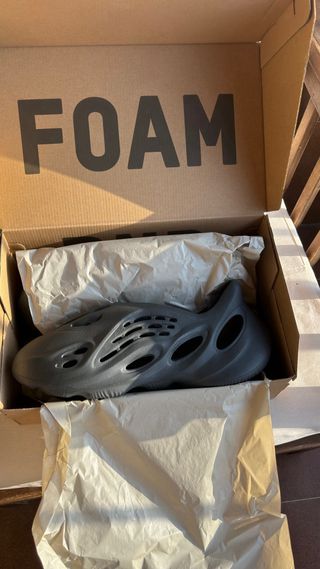 Adidas yeezy foam rnrr carbon 46