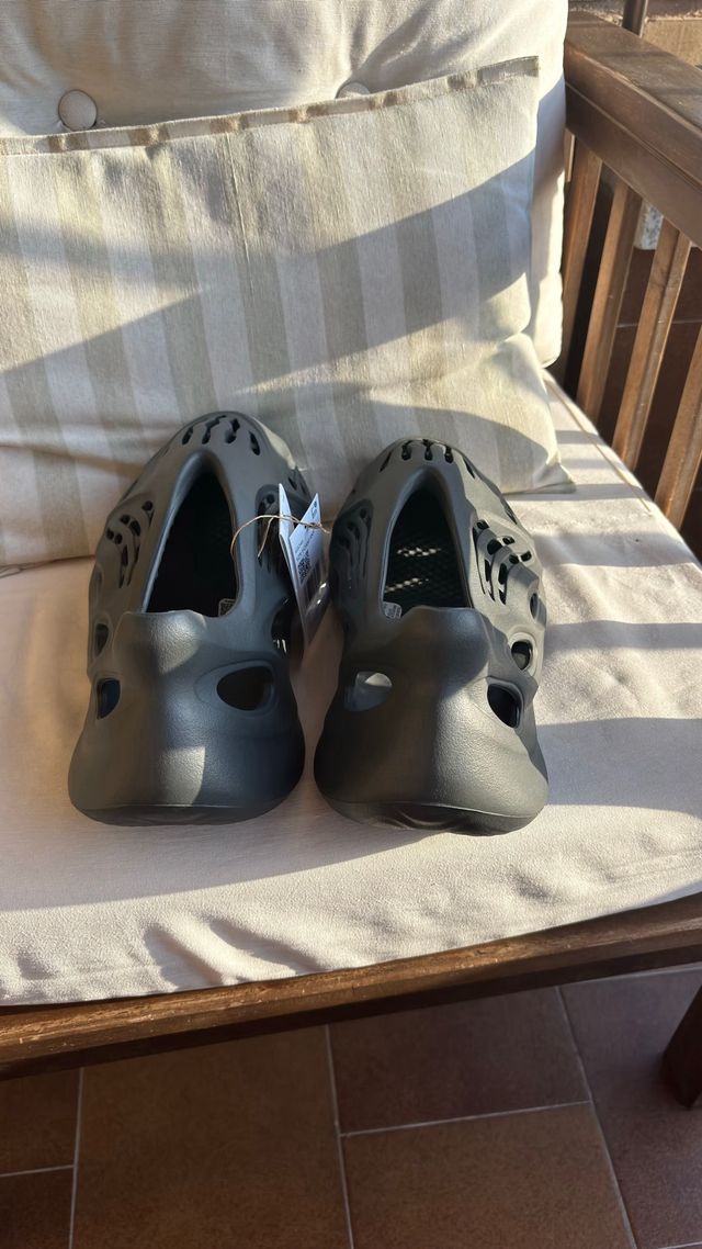 Adidas yeezy foam rnrr carbon 46