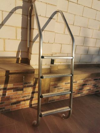 Escalera piscina