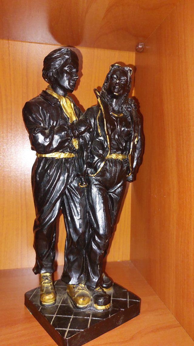 2 figuras decorativas de pareja en negro y dorado