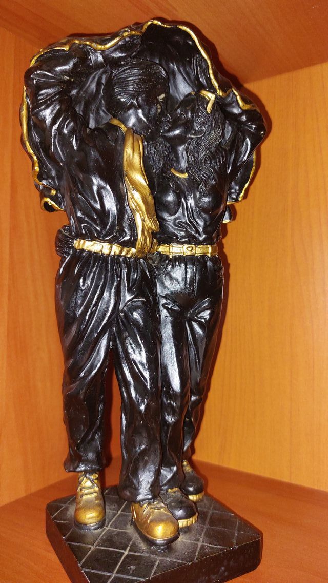 2 figuras decorativas de pareja en negro y dorado