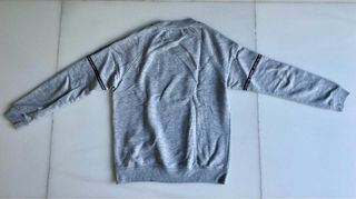 Sudadera sin capucha gris Bershka.