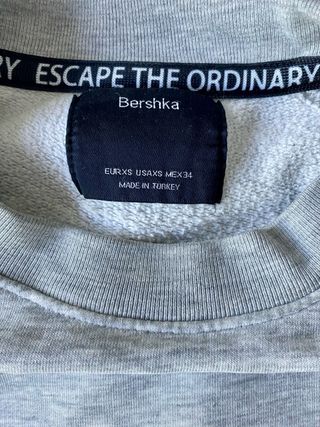 Sudadera sin capucha gris Bershka.