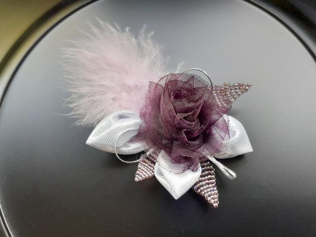 Broche de tela, cuentas y pluma