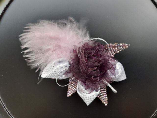 Broche de tela, cuentas y pluma