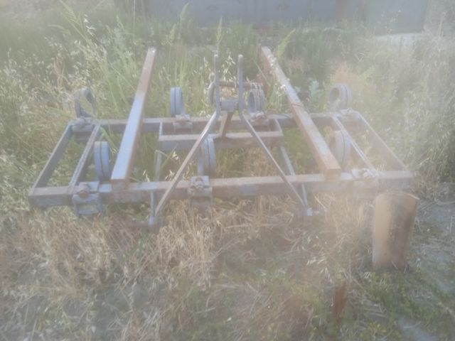 Remolque tractor y un apero para arar