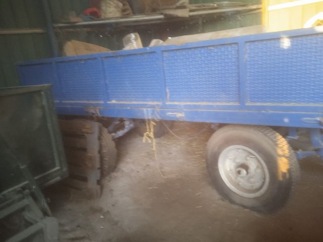 Remolque tractor y un apero para arar