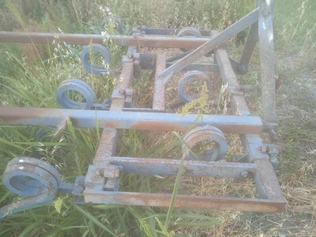 Remolque tractor y un apero para arar