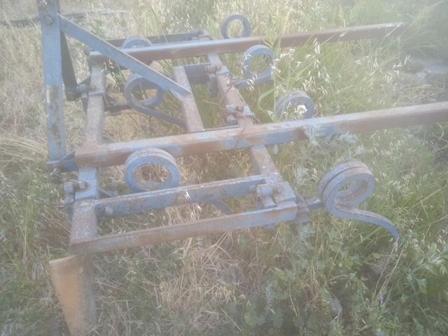 Remolque tractor y un apero para arar