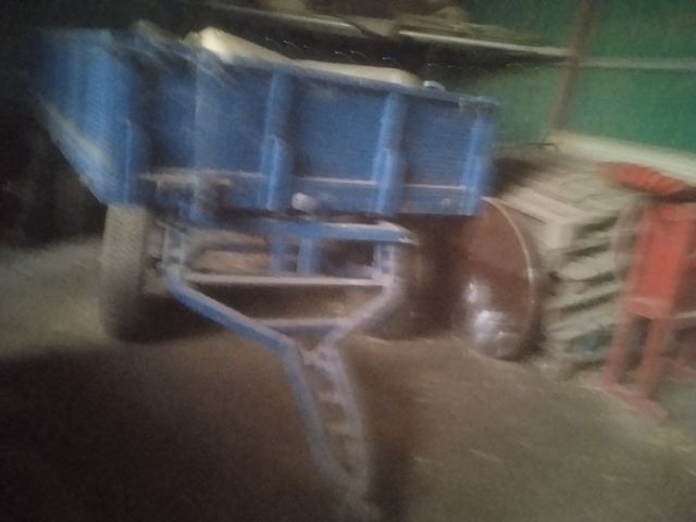 Remolque tractor y un apero para arar