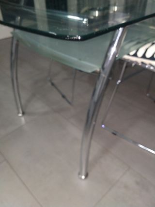 Mesa cristal y acero.