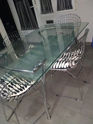 Mesa cristal y acero.